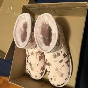 Barely worn pink Uggs!